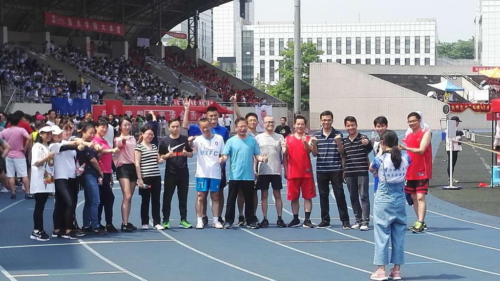 穿梭接力比赛队员合影